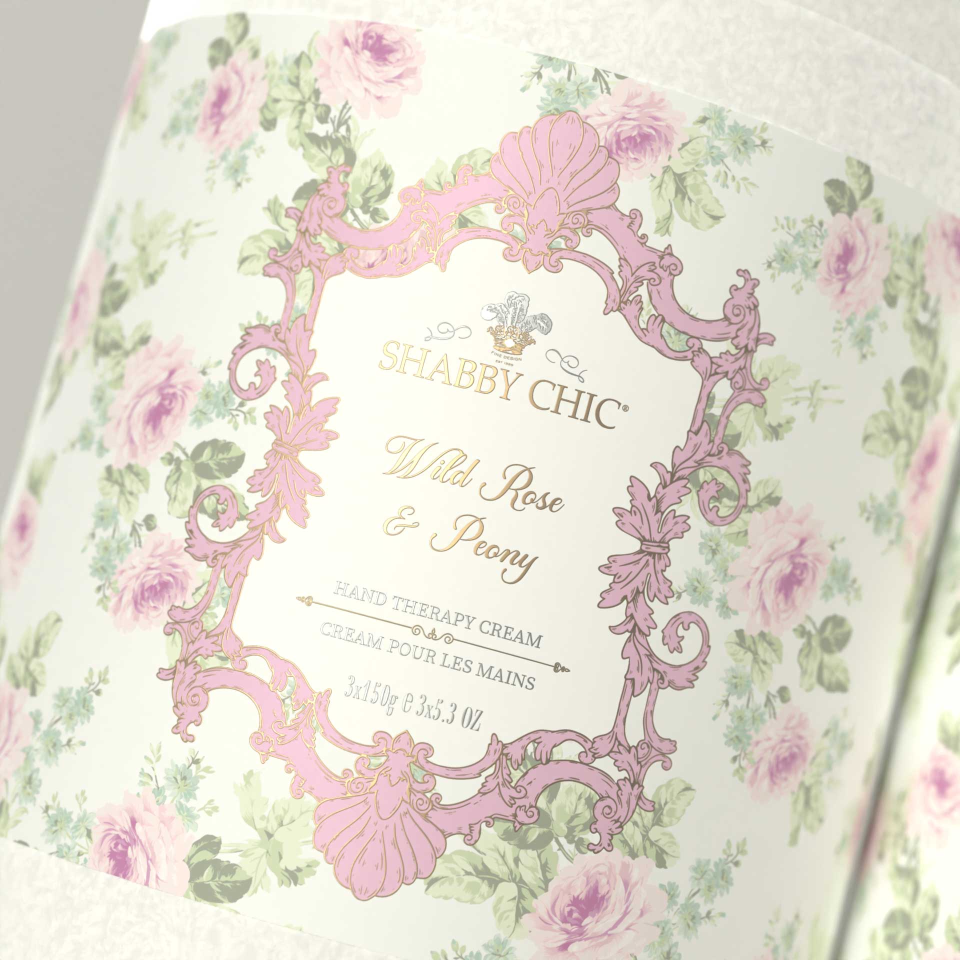 Wild Rose & Peony : détail de l’étiquette rococo estampée à chaud